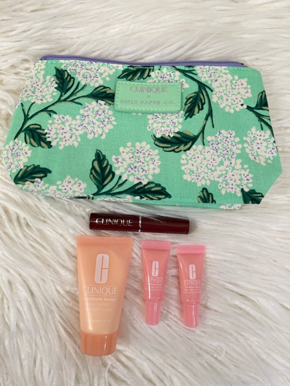 Clinique "Cosmetic bag in floral with goodies" NWT - Picture 2 of 7